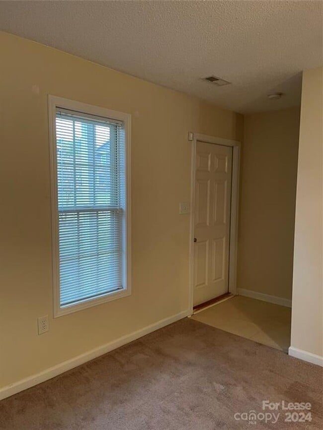 Building Photo - Spacious 2BR 2BA Townhome In Prime Location!