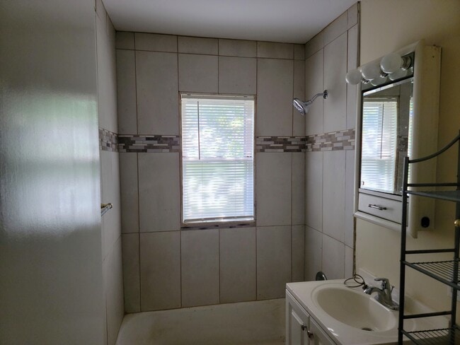 Full Bathroom - 1713 West 58th Avenue