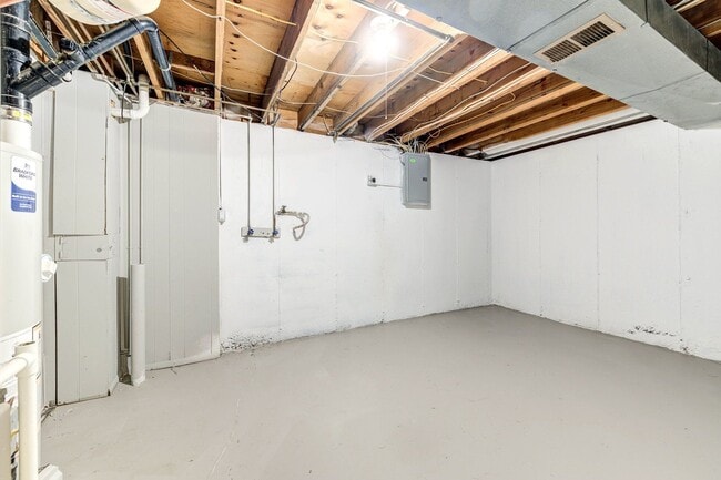 Building Photo - 3633 Shores Dr