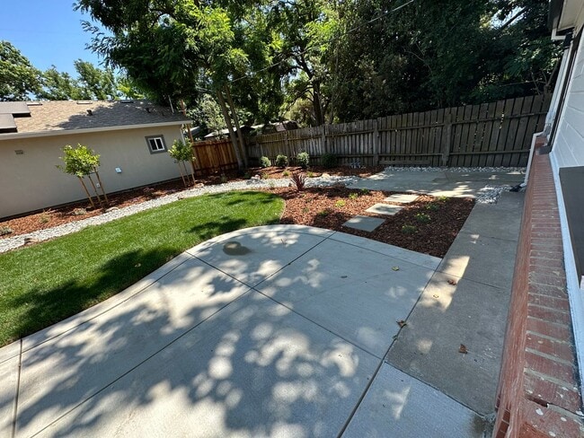 Building Photo - 1402 Clara Ln