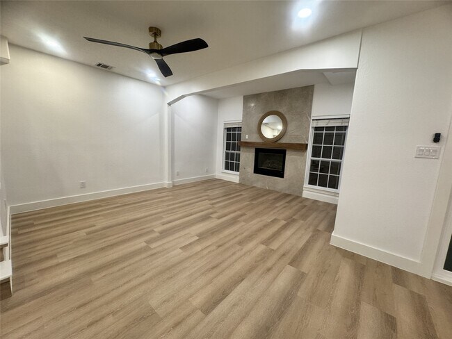 Building Photo - 516 S Post Oak Ln