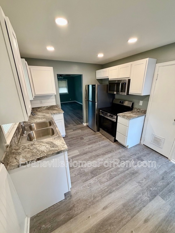 Building Photo - 120 Leslie Ave