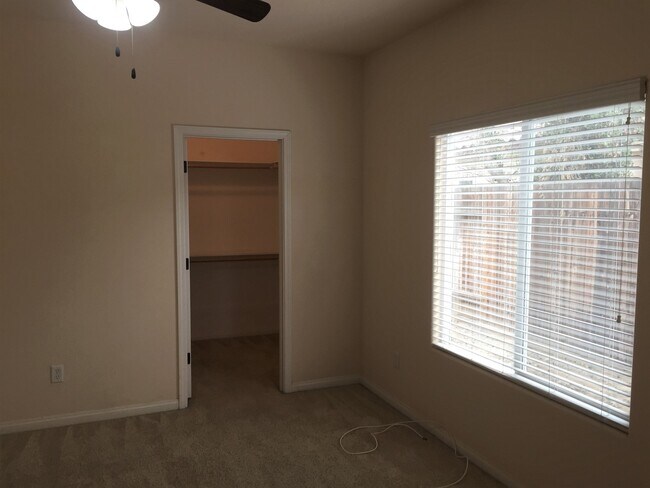 Building Photo - Wonderful 4+2 located North of Stockdale H...