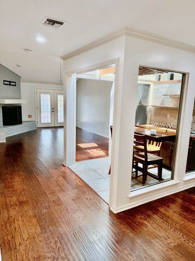 Building Photo - 2118 Briarcrest Dr