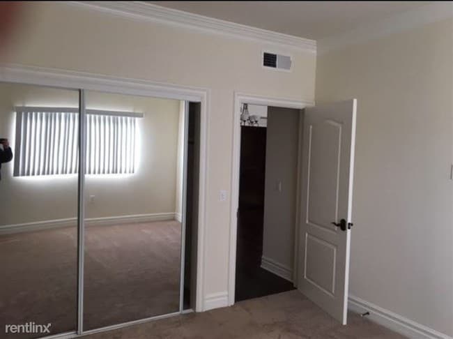 Building Photo - 10950 Bloomfield St