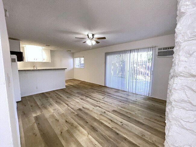 Interior Photo - 15758 Sherman Way