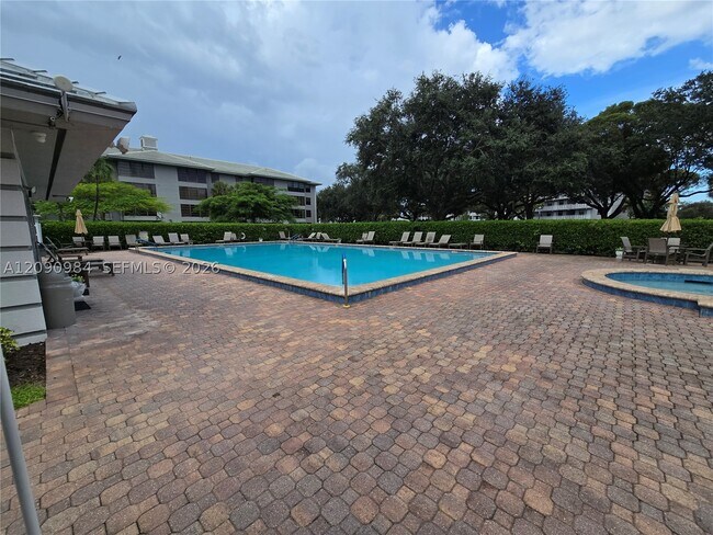 Building Photo - 1526 Whitehall Dr
