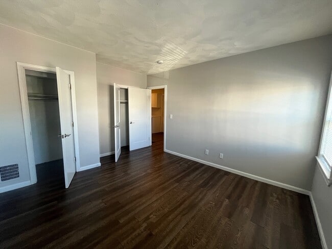 Building Photo - 268 River St