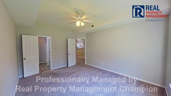 Building Photo - Ground Level Condo with Community Pool