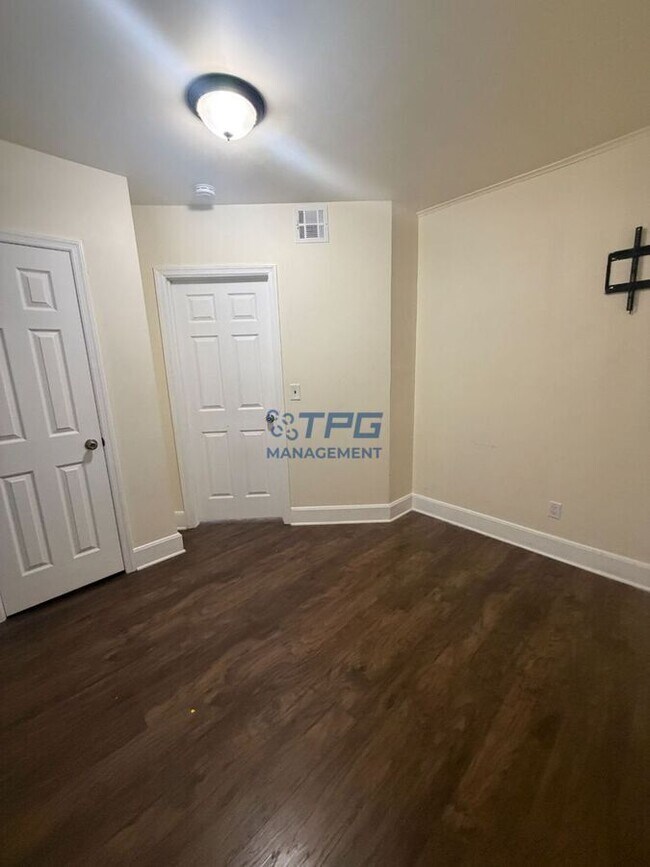 Building Photo - 134 Dewey St