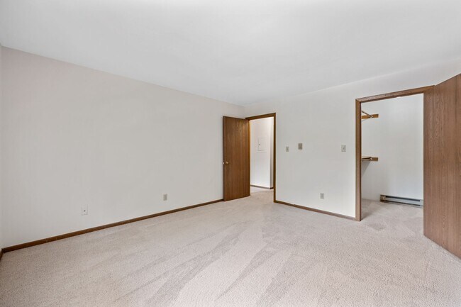 Building Photo - Upper 2 Bedroom 1.5 Bathroom Apartment  Available