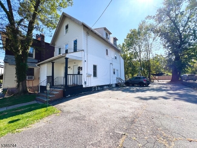 Building Photo - 27 William St