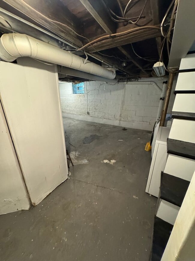 Building Photo - 3 Bedroom 1.5 Bath in Dormont! Off Street ...