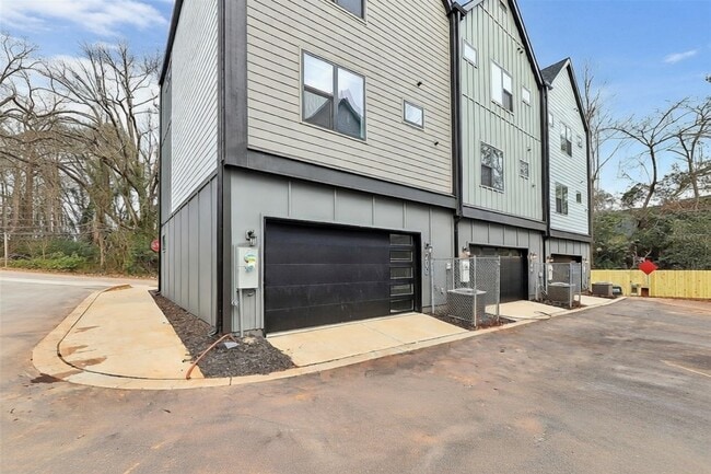 Building Photo - 206 Nelson Ave