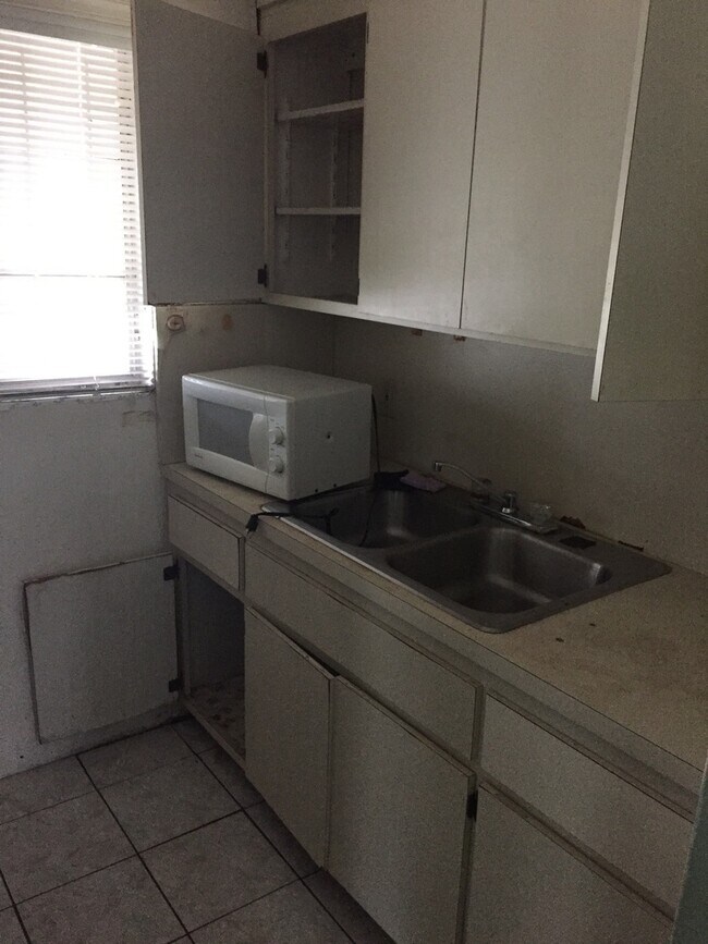 Building Photo - Nice 2-1 house by Walmart