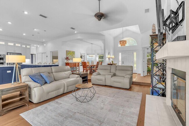 Building Photo - 8951 SE Marina Bay Dr