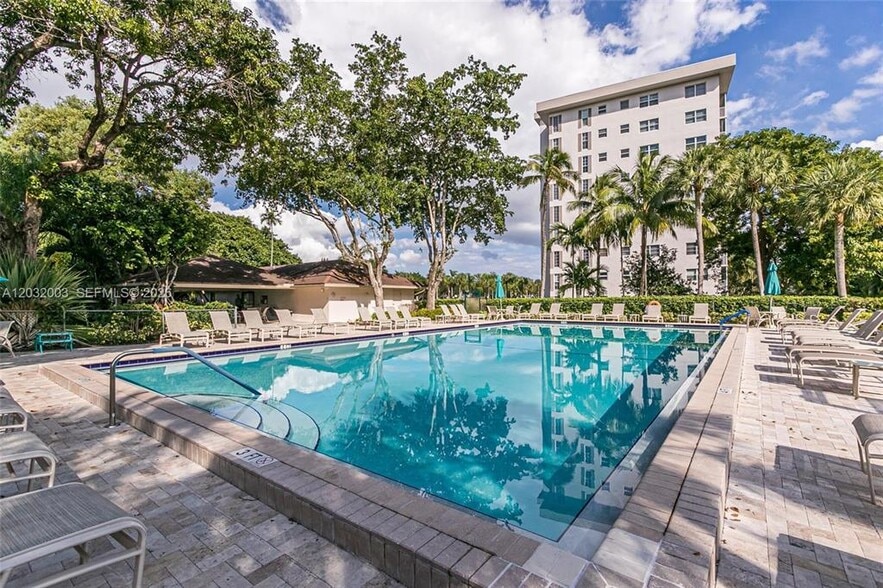 Building Photo - 3150 N Palm Aire Dr