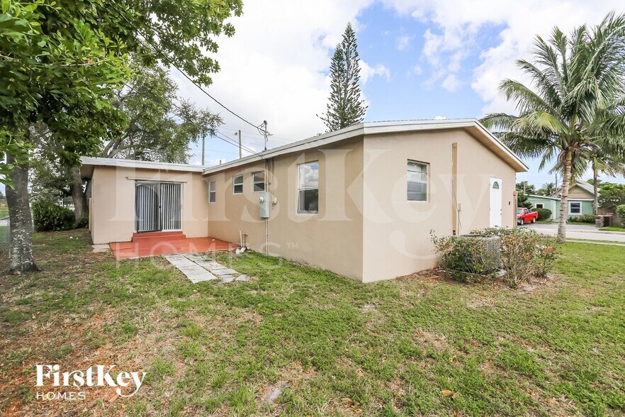 Building Photo - 4200 SW 18th St