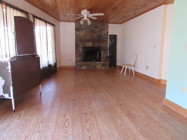 Building Photo - $1,400 - 2 Bedroom / 1 Bath Cabin in Tuckaseegee with Lovely Mountain View