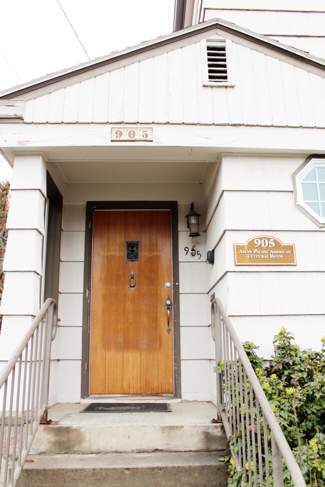 Building Photo - 905 NE C St