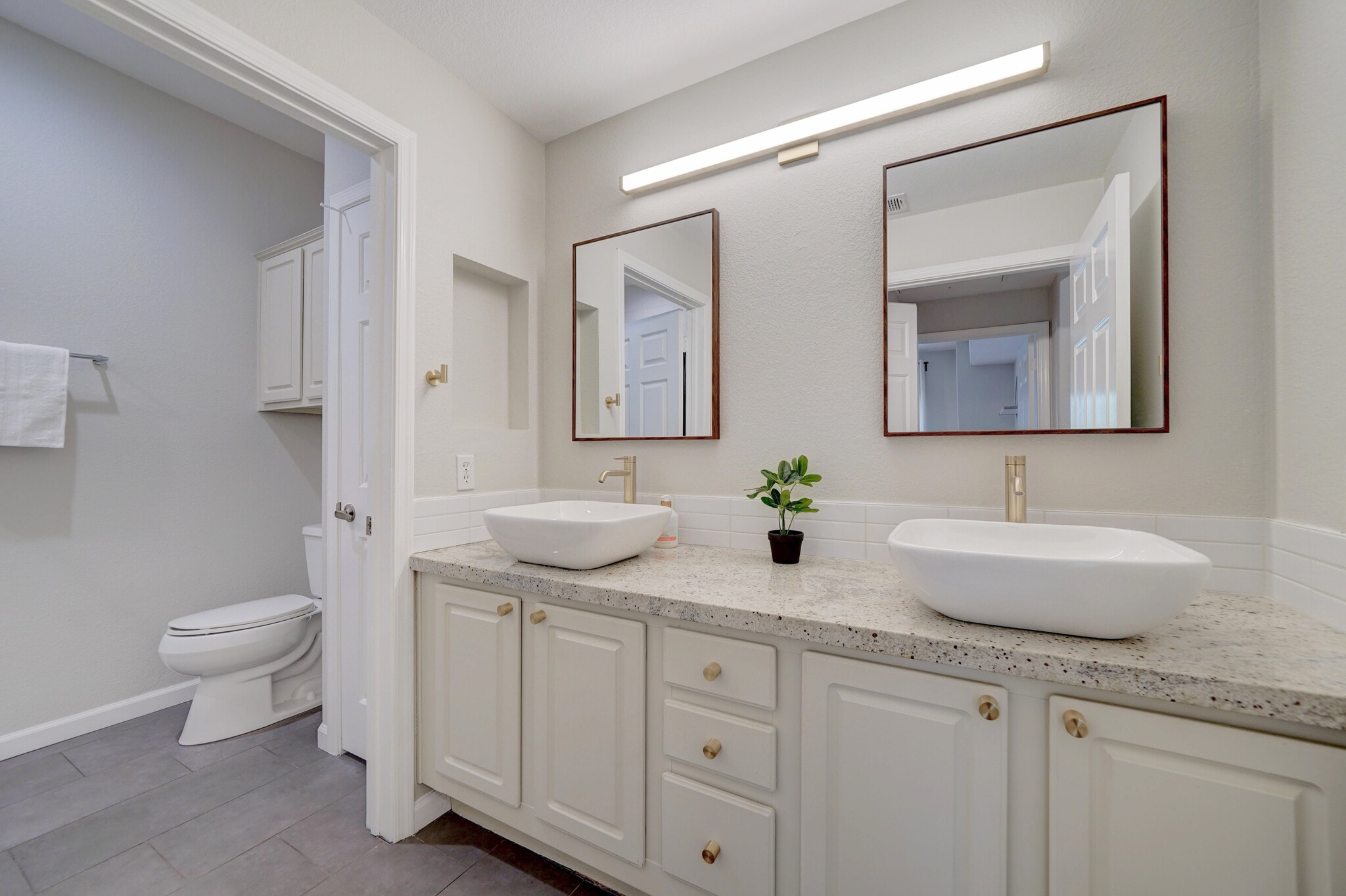 Luxury bathroom with granite vanity - 435 W Rio Salado Pky
