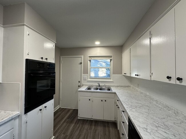 Building Photo - 3702 Sabine Ave