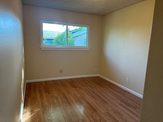 Building Photo - 4 Bdrm 2 Bath located in Elk Grove Unifed School District
