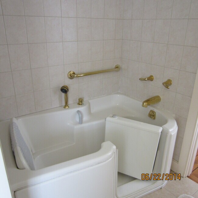 Walk-in tubb - 120 W Main St