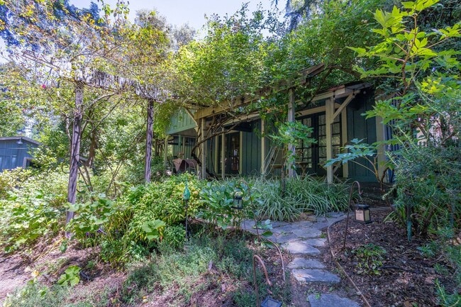 Building Photo - 550 square foot Fully Furnished short term...