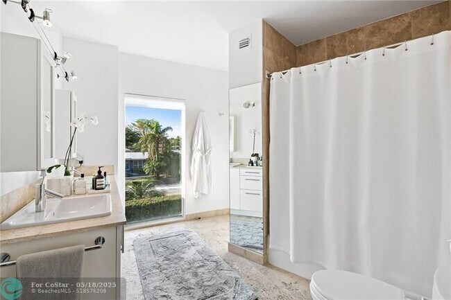 Building Photo - 2416 Bayview Dr