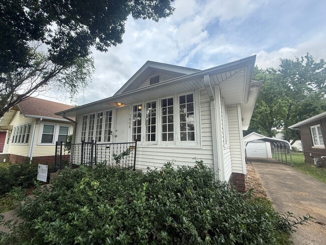 Building Photo - 2 Bed 1 Bath