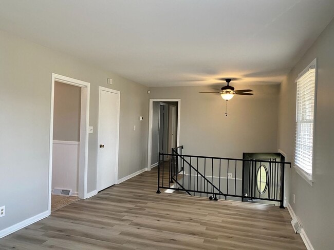 Building Photo - Location Location Location!!! 4bdr/2ba Split Level near Clarksville County Club!!