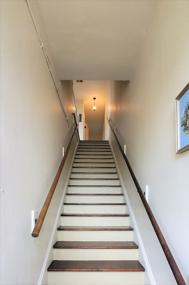 Building Photo - Beautiful 2BR/1BA Apartment with Utilities Included – Prime Downtown Location