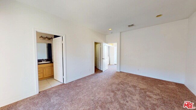 Building Photo - 11622 Oxnard St