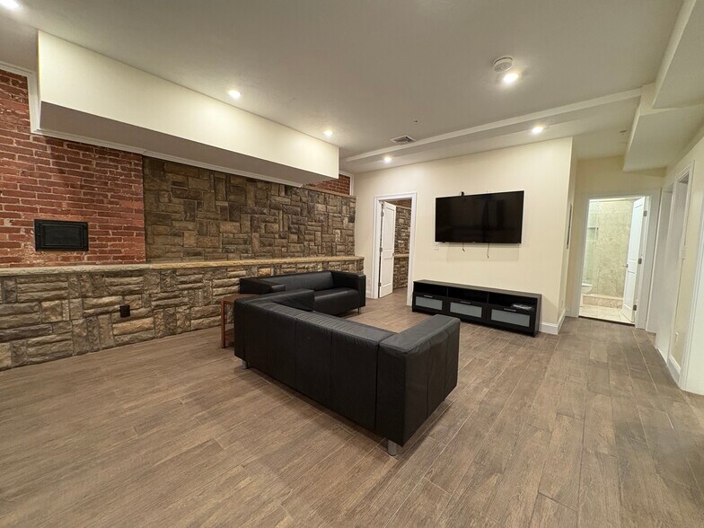 Building Photo - 1614 Beacon St