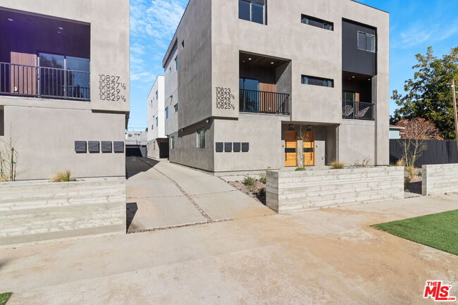 Building Photo - 10823 Hartsook St