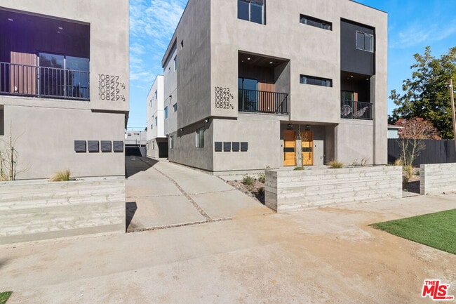 Building Photo - 10825 Hartsook St