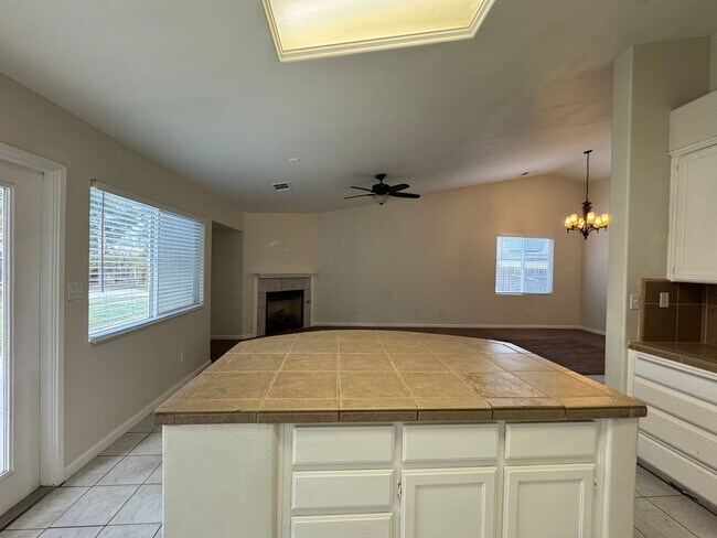 Building Photo - Spacious SW Bakersfield home!
