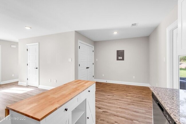 Building Photo - 13281 Kelly St