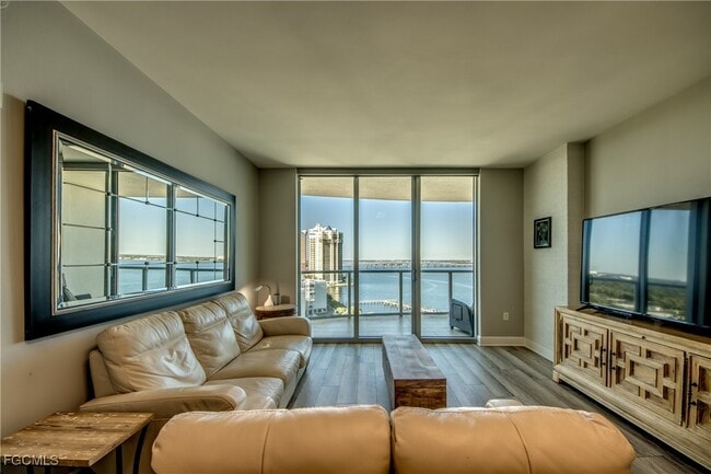 Building Photo - 3000 Oasis Grand Blvd