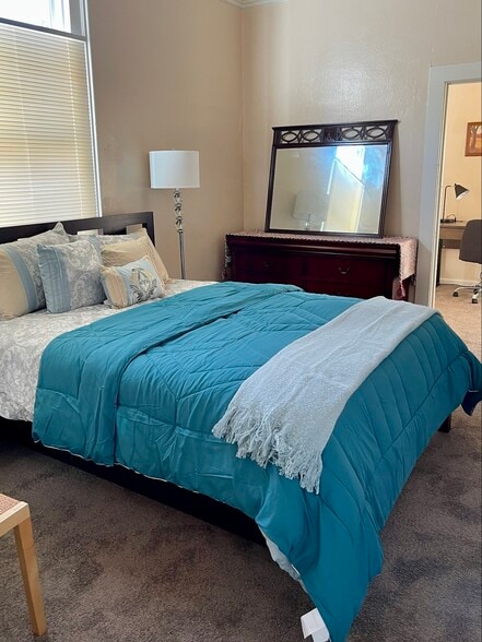 Building Photo - 1231 E 19th St