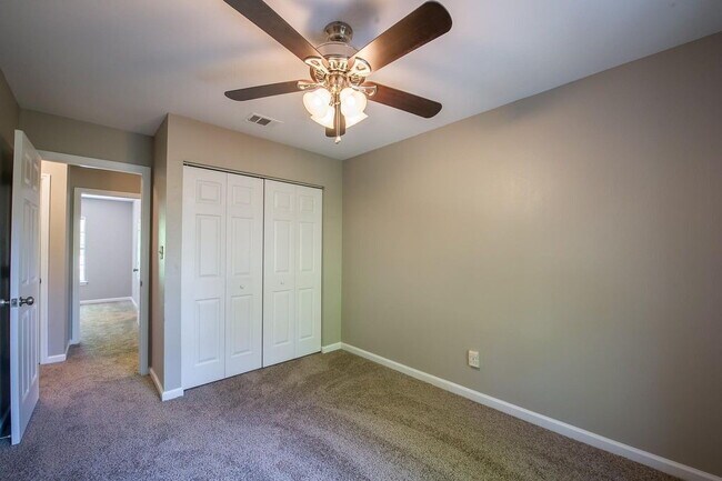 Building Photo - Gorgeous 4 BR 3 BA Town House Right By FSU and TCC!