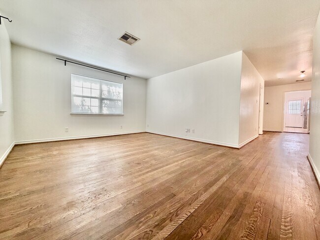 Building Photo - 2126 Banks St