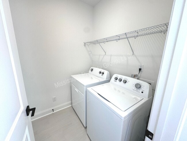 Building Photo - 3BR/3.5BA Stand Alone House in South Grove