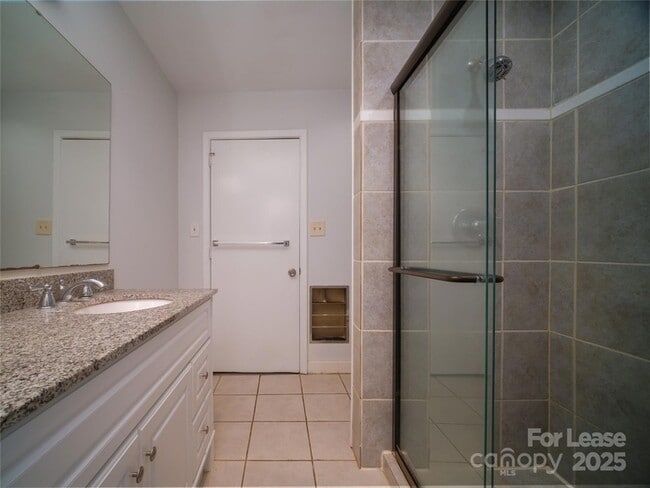 Building Photo - 1123 Lynbrook Dr