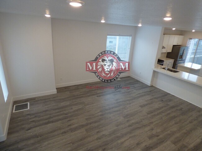 Building Photo - Great 3 Bd 2.5 Ba Townhome Rooftop Views