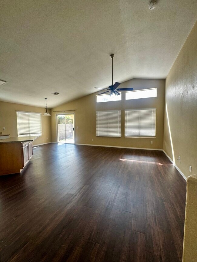 Building Photo - FOR RENT