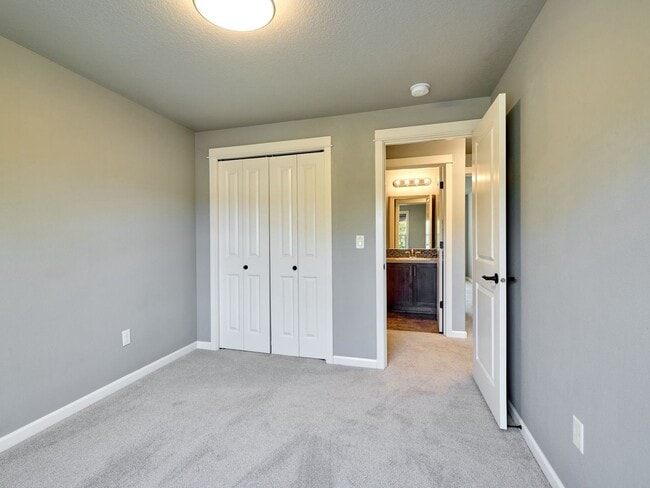 Building Photo - Beautiful 4 bedroom/2.5 Bath Home On Large...