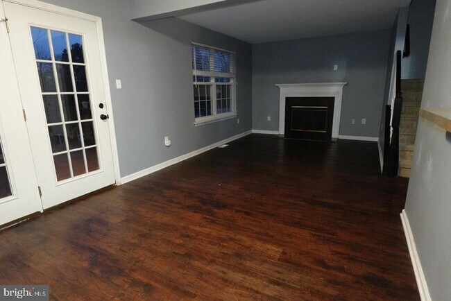 Building Photo - 737 Seminary St