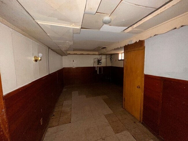 Building Photo - Three Bed 1 Bath Brick Bungalow with basement on the east-side of Detroit! Move in Ready!